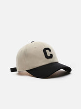 Casquette de baseball avec la lettre « C »